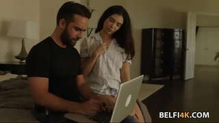 Slutty brunete vajag lielo krānu, lai stiept viņas incītis