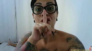 En kvinne våkner opp i pressen, og det ender opp med melk drypper ned på siden