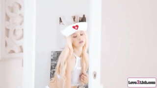 ���ატარა მკერდი, ქერა, კაბები, როგორც მედდა, ერთი roleplay.იგი ზრუნავს მისი მოყვარული და licks და თითების მისი cunt.მან car მისი, როგორც ქართველი მამაკაცი,