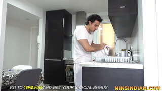 Kalps redzēja kapteiņa meita peeing un tad fucked viņas ass