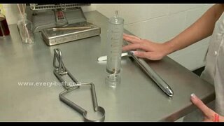 Perawat dengan rakus keldai makan ayam