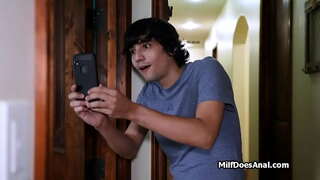 Dildo v sprche, hlboký análny na gauči