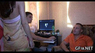 Yoqimli teen qiz doggy moda turadi