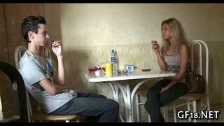 Дечак седи и гледа Дечак седи и гледа