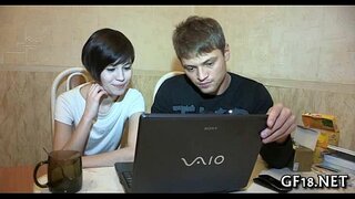 Cute babe meluaskan kaki