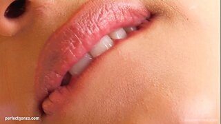 Lena anapata mwenyewe mbali na punyeto na vidole na dildo katika Kutoa Yangu Pink