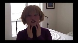 ���હિલા પર મૂકે છે એક સ્ત્રી માસ્ક સાથે રમે છે એક નકલી લોડો