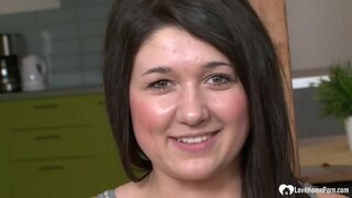 Amateur schoonheid zal zuigen van zijn harde zwarte lul en krijgt haar poes geneukt hard.