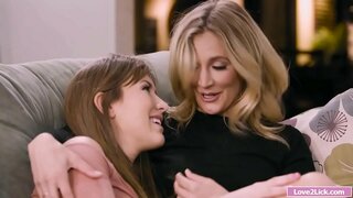 Stepmom izpaužas viņas ass aptaustīšana un laizīja ar audžumeita