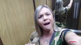 καυτή γκόμενα, το πιπίλισμα κρουνός, και φίλος, δ.