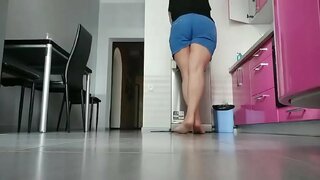 Mama te tākaro i runga i te kīhini. Tino horny me te teen topanga mākū