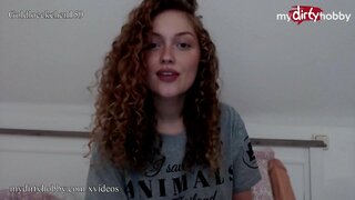 Cho alman amatè sèvi ak yon grès gode yo detire pussy sere l &#039; ak jémisman byen fò jouk li kom